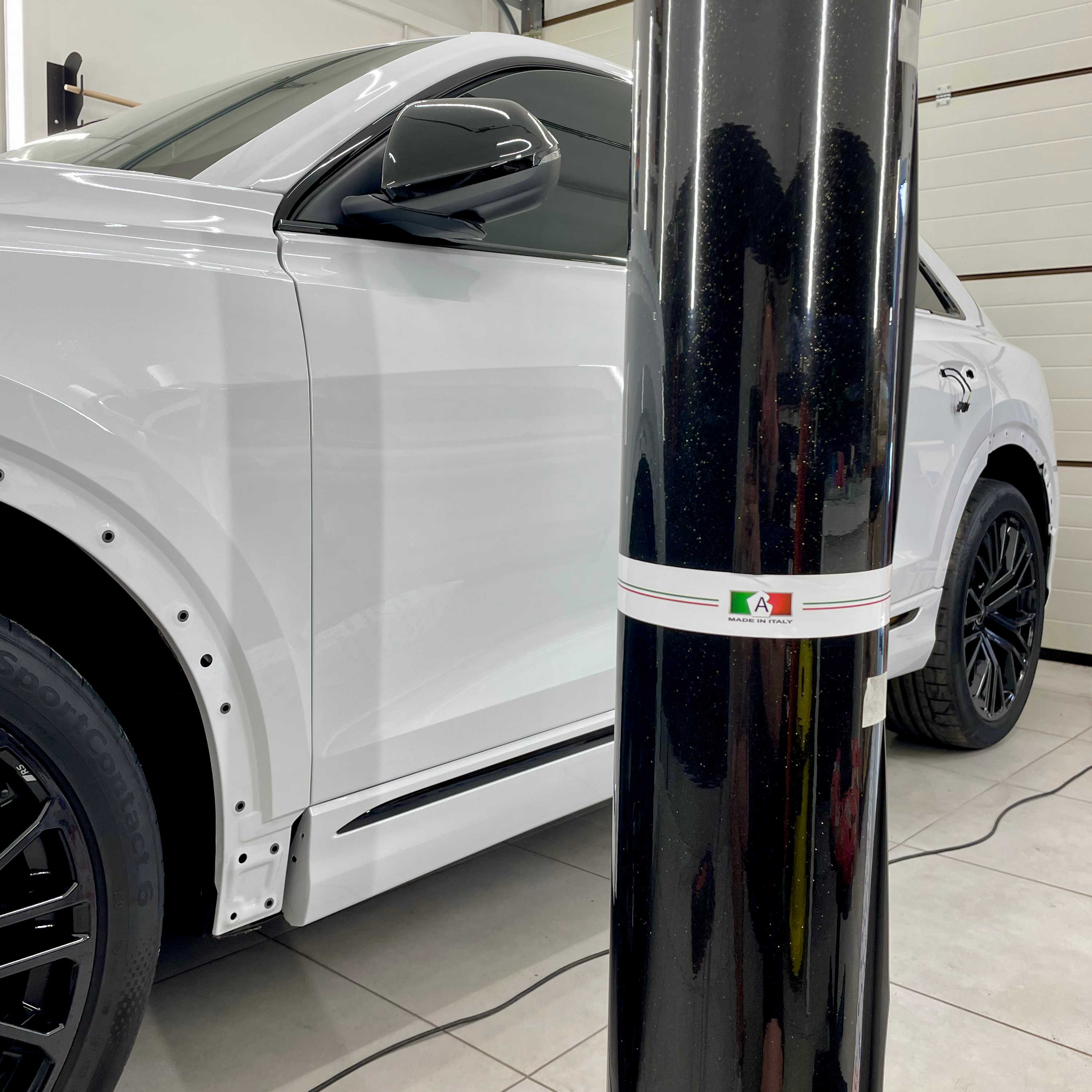 przygotowanie audi q8 do zmiany koloru z białego na czarny. realizacja - kwrap sulechów