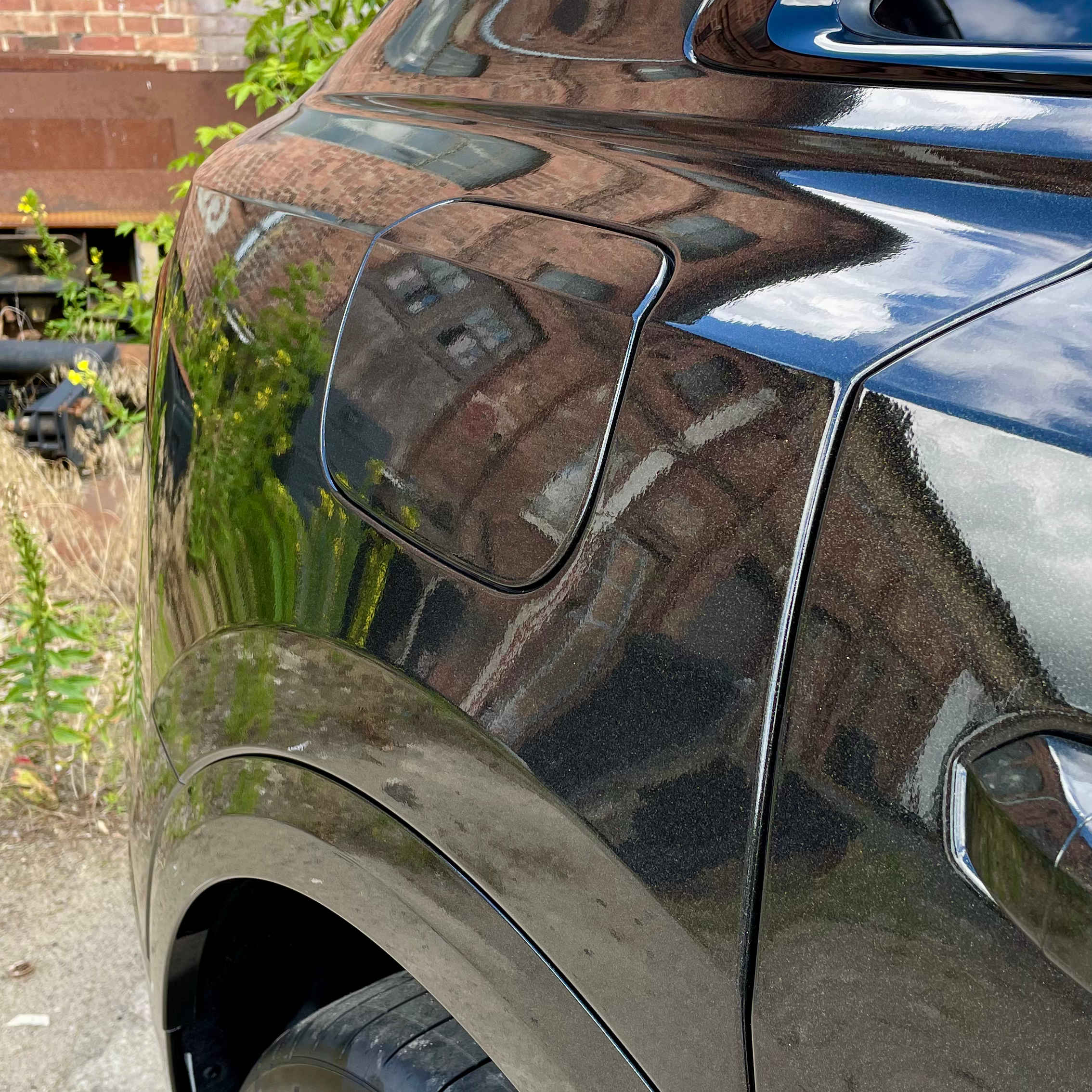 zmiana koloru z koloru białego na czarny w audi q8 - prezentacja aplikacji na błotniku tylnim. realizacja - kwrap sulechów