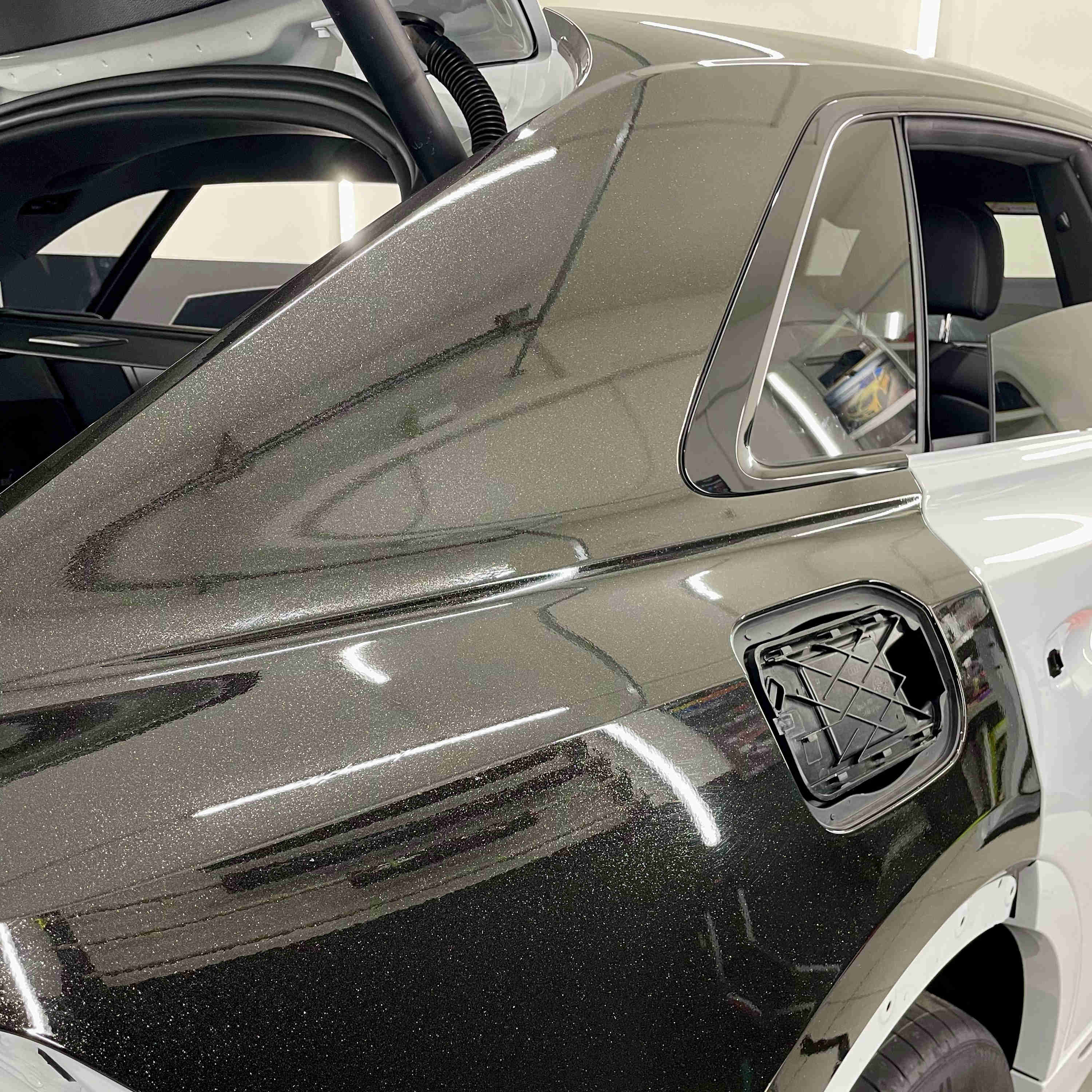 zmiana koloru blotnika tylnego z koloru białego na czarny w audi q8. realizacja - kwrap sulechów