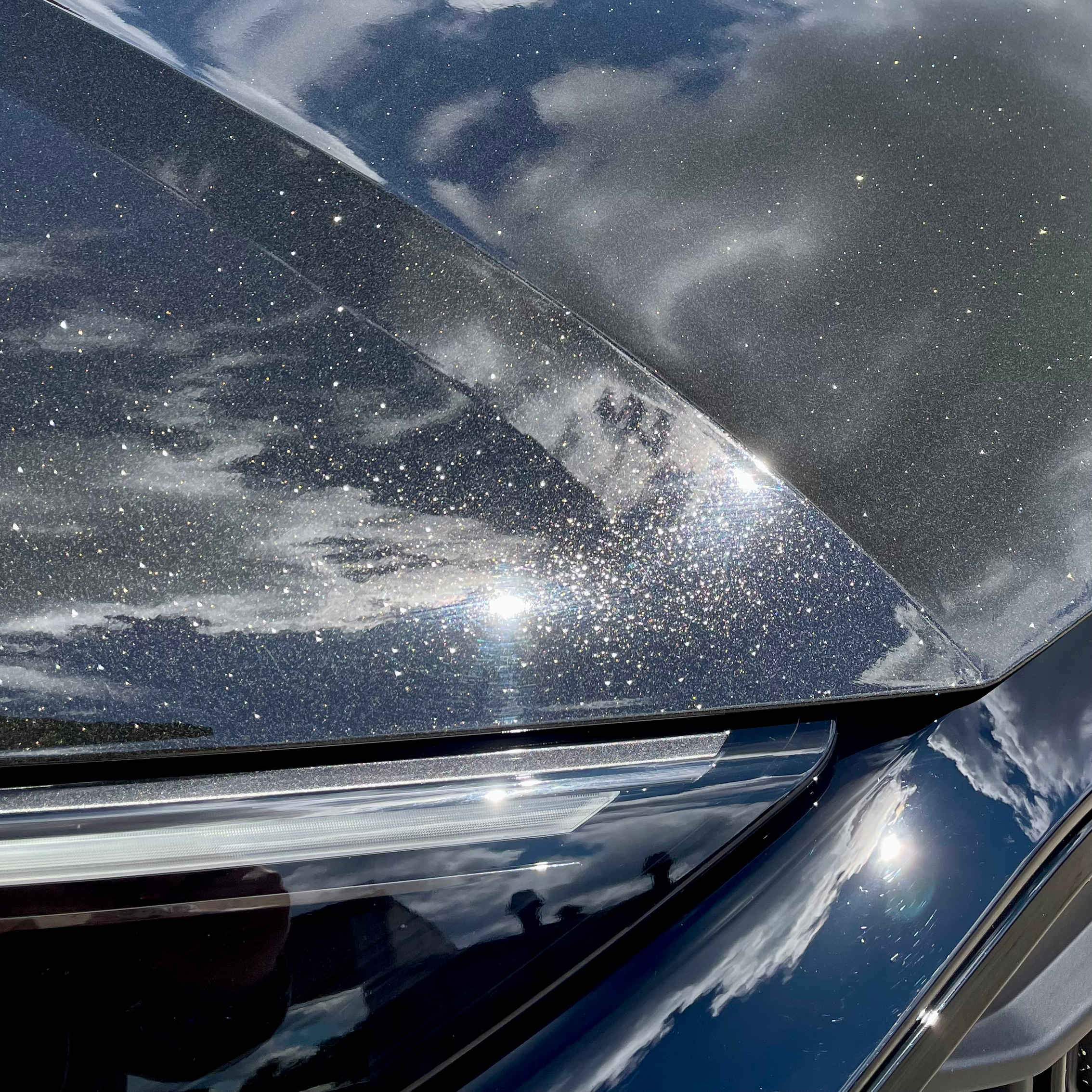 zmiana koloru z koloru białego na czarny w audi q8 - prezentacja folii z bliska. realizacja - kwrap sulechów