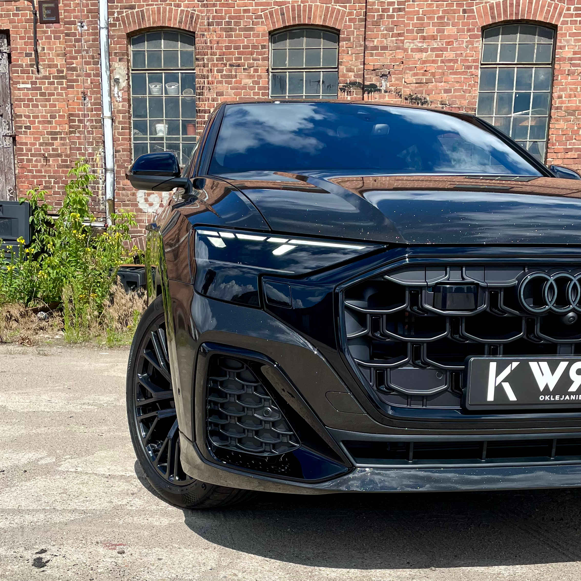 zmiana koloru z koloru białego na czarny w audi q8 - prezentacja frontu. realizacja - kwrap sulechów