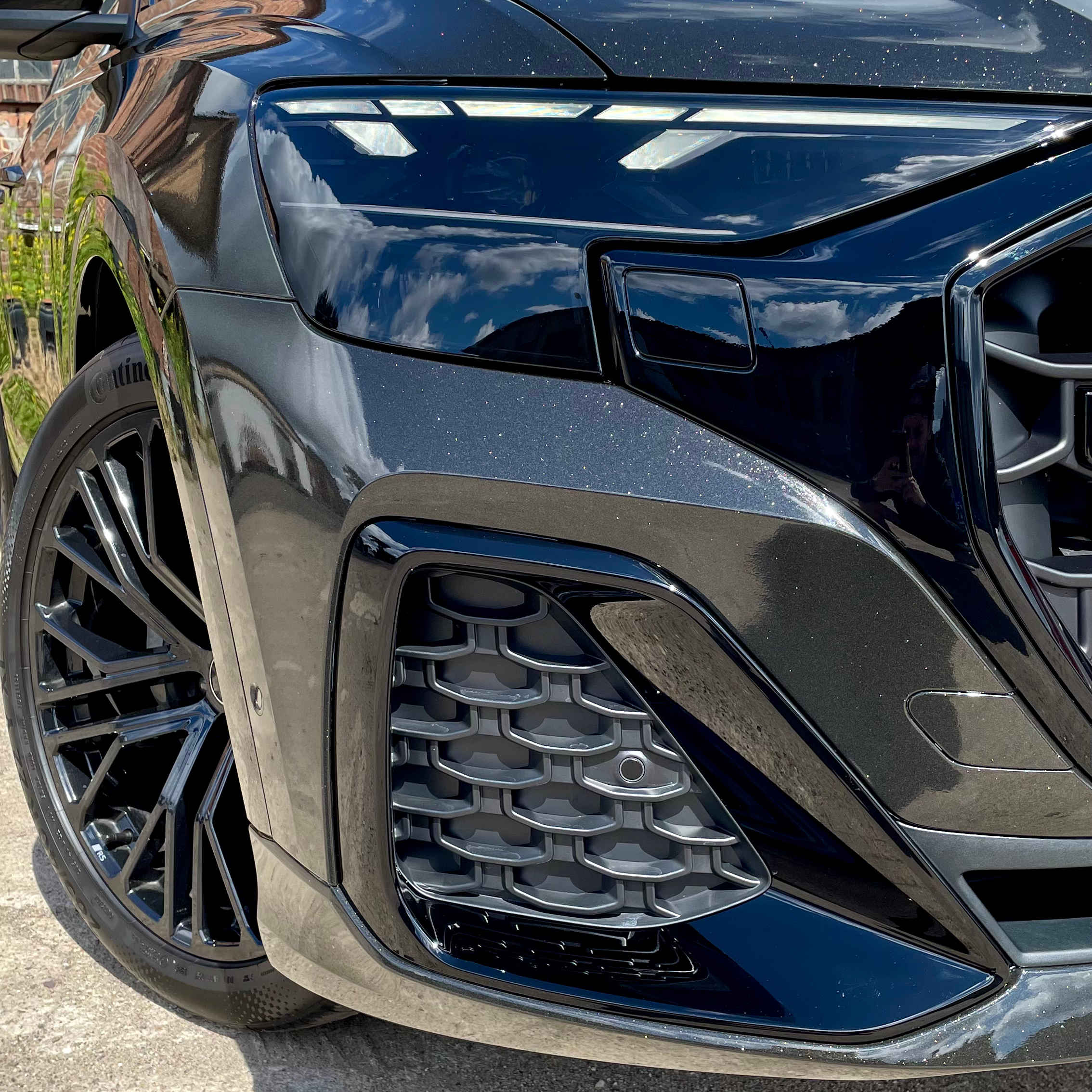 zmiana koloru z koloru białego na czarny w audi q8 - prezentacja aplikacji na zderzaku przednim. realizacja - kwrap sulechów