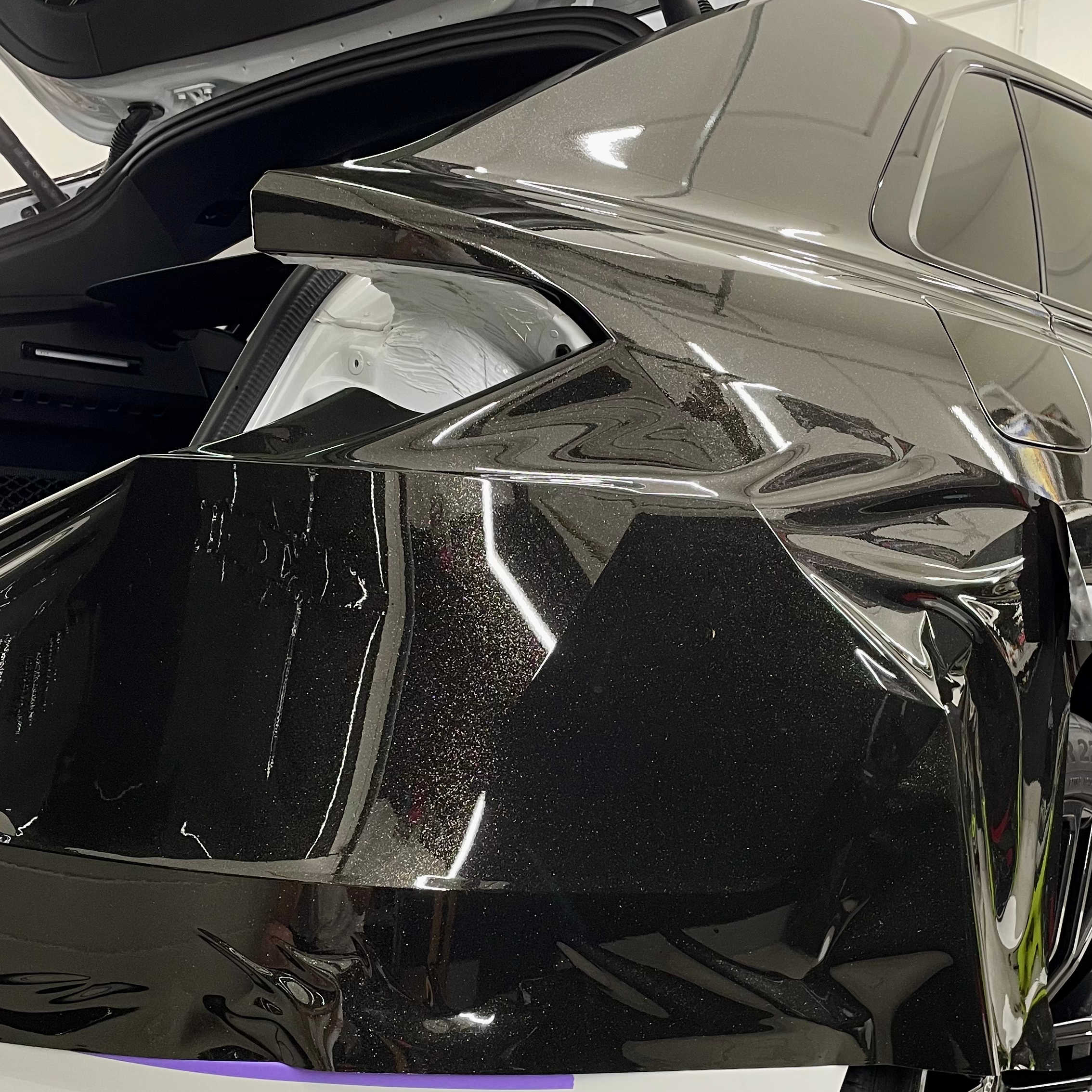 zmiana koloru zderzaka tylnego z koloru białego na czarny w audi q8. realizacja - kwrap sulechów