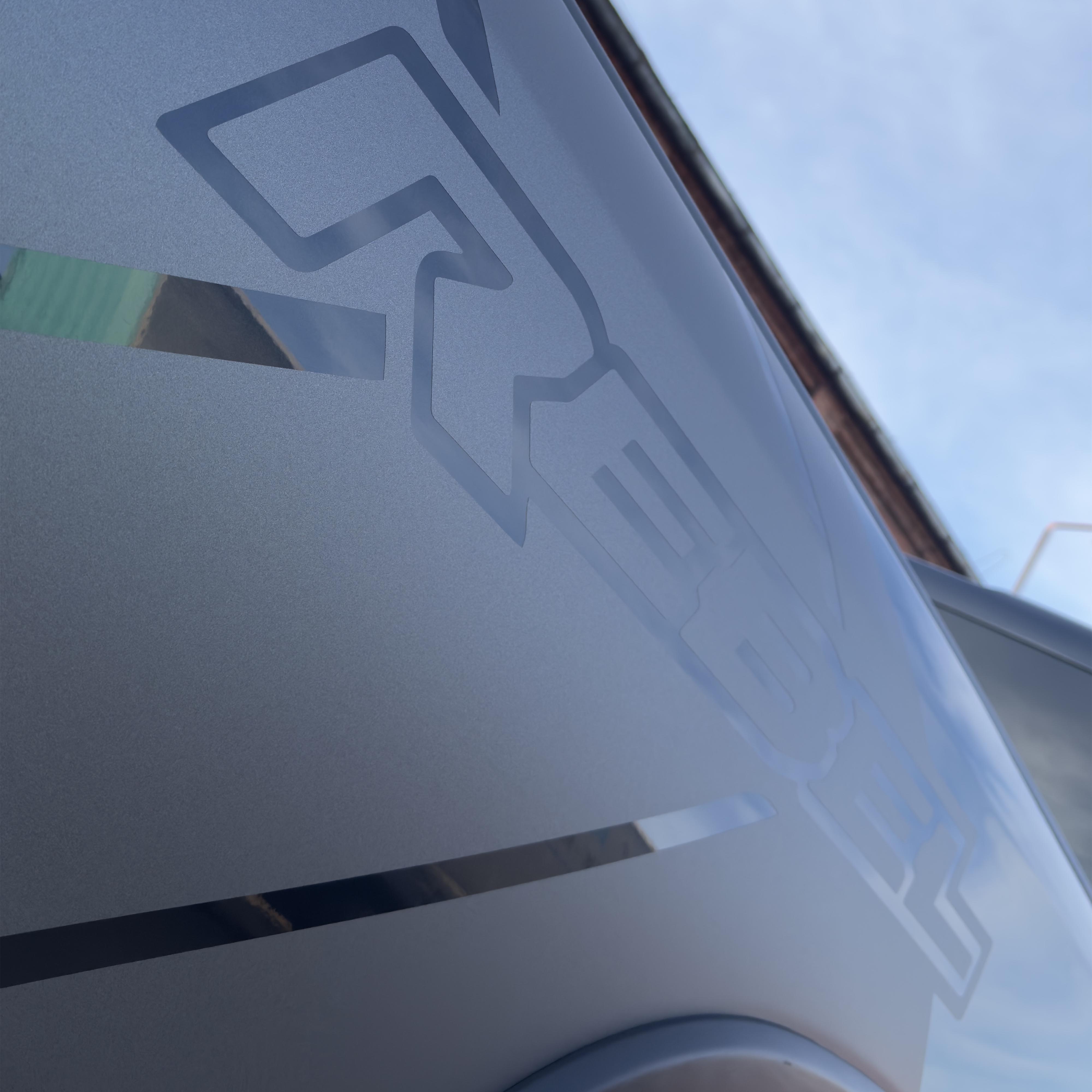 napis rebel na tylnej burcie w dodge ram. realizacja - kwrap sulechów