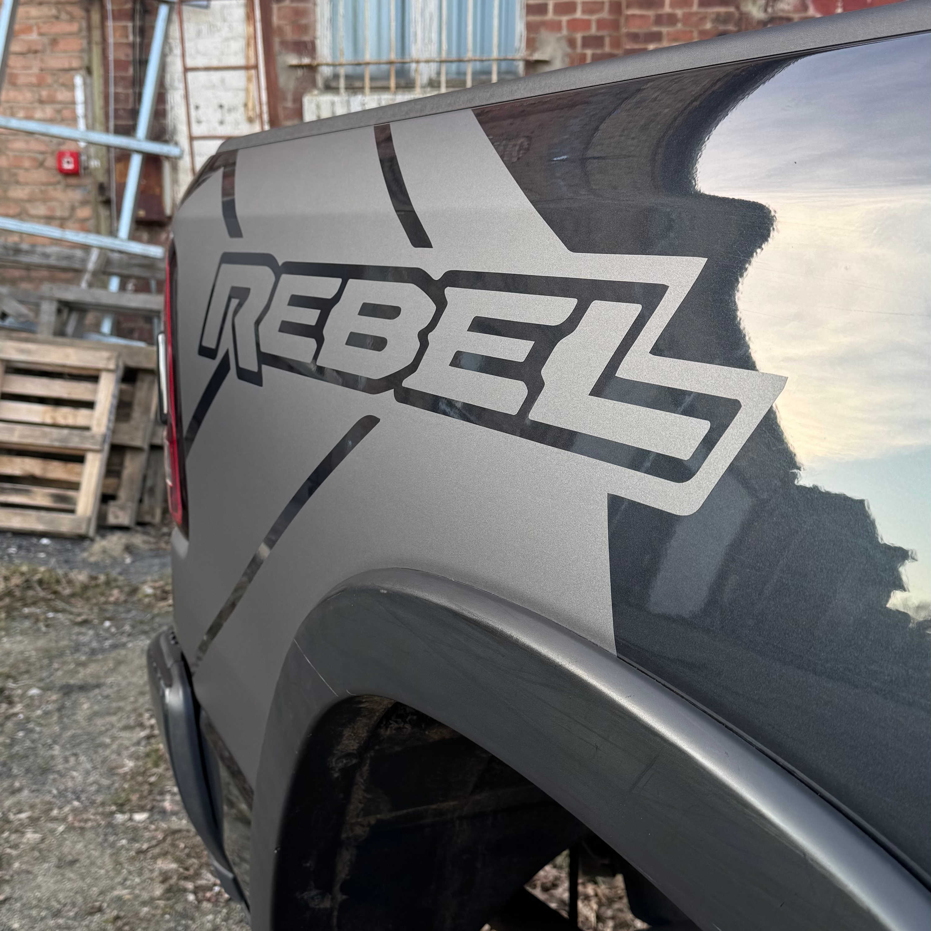 napis rebel na tylnej burcie w drugim ujęciu w dodge ram. realizacja - kwrap sulechów