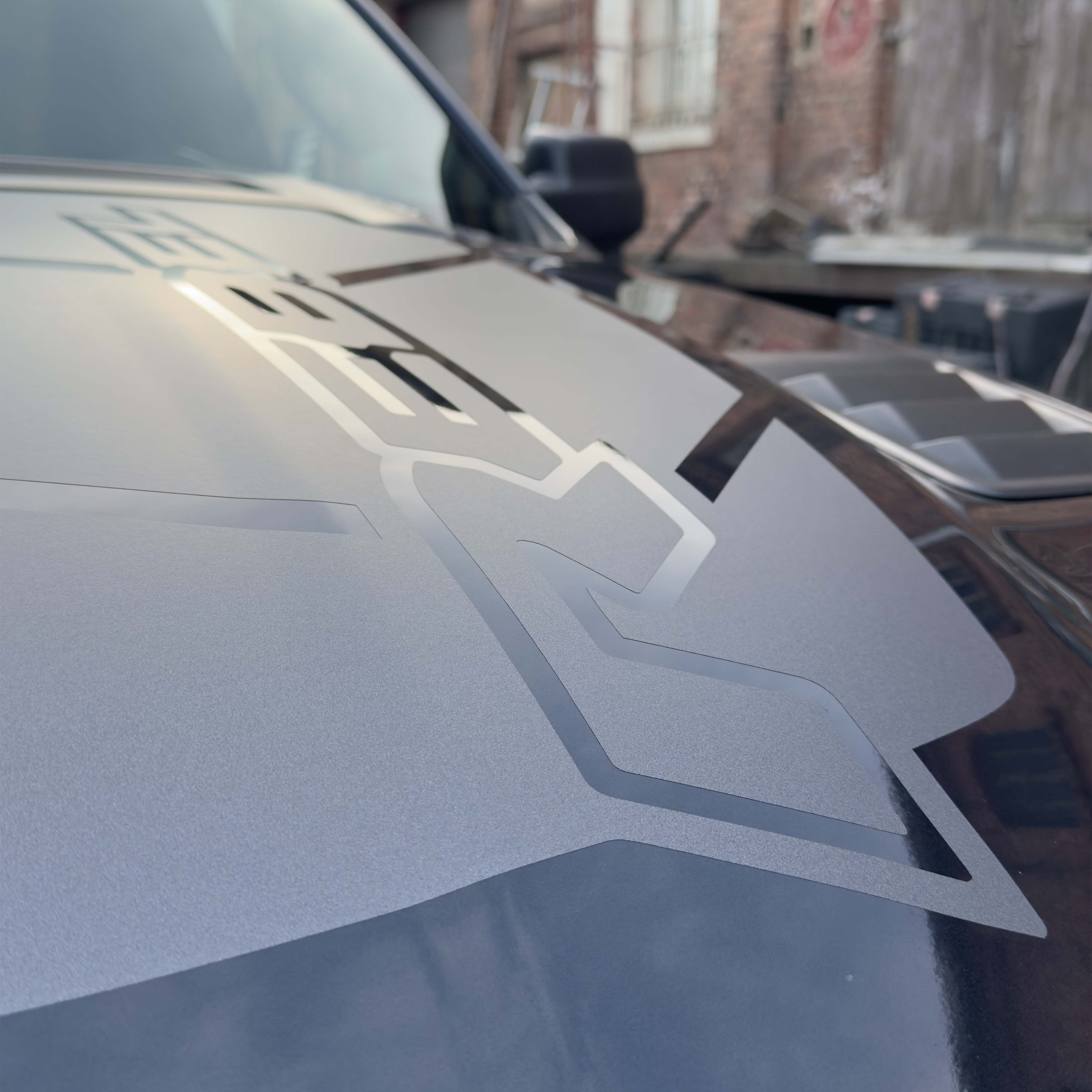 napis rebel na masce w dodge ram. realizacja - KWrap Sulechów