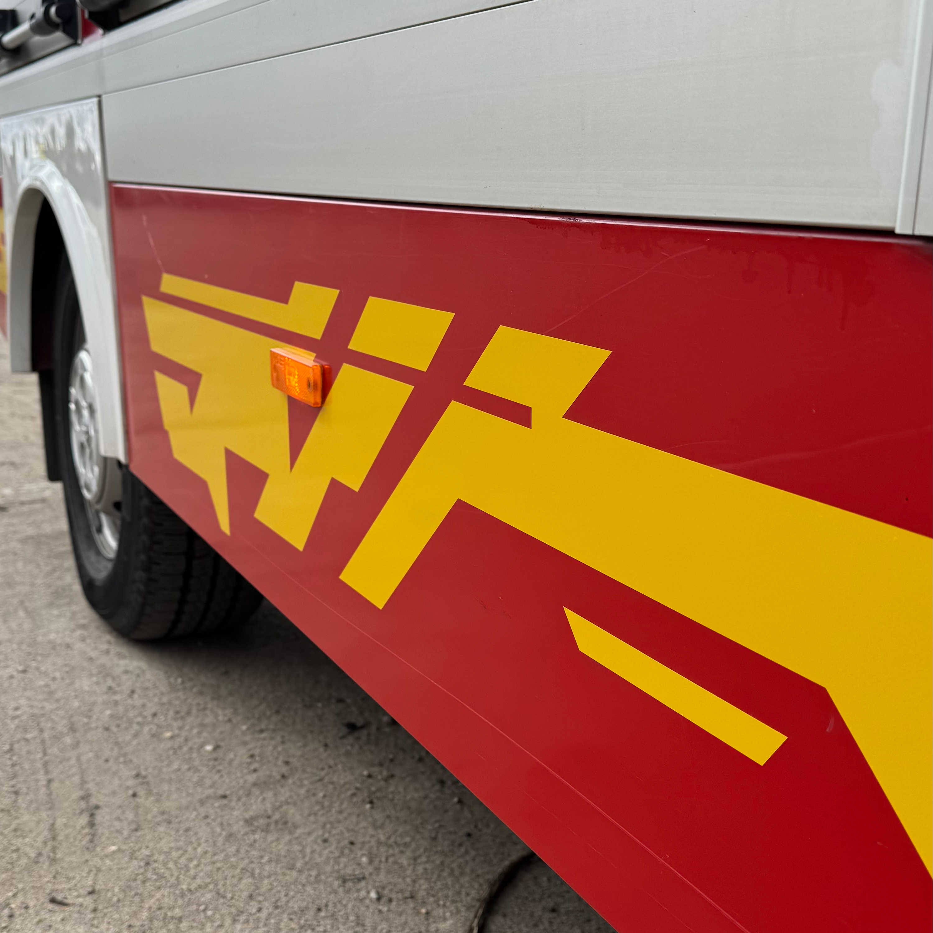 żółte wzory na wozie strażackim fiat ducato. realizacja - KWrap Sulechów