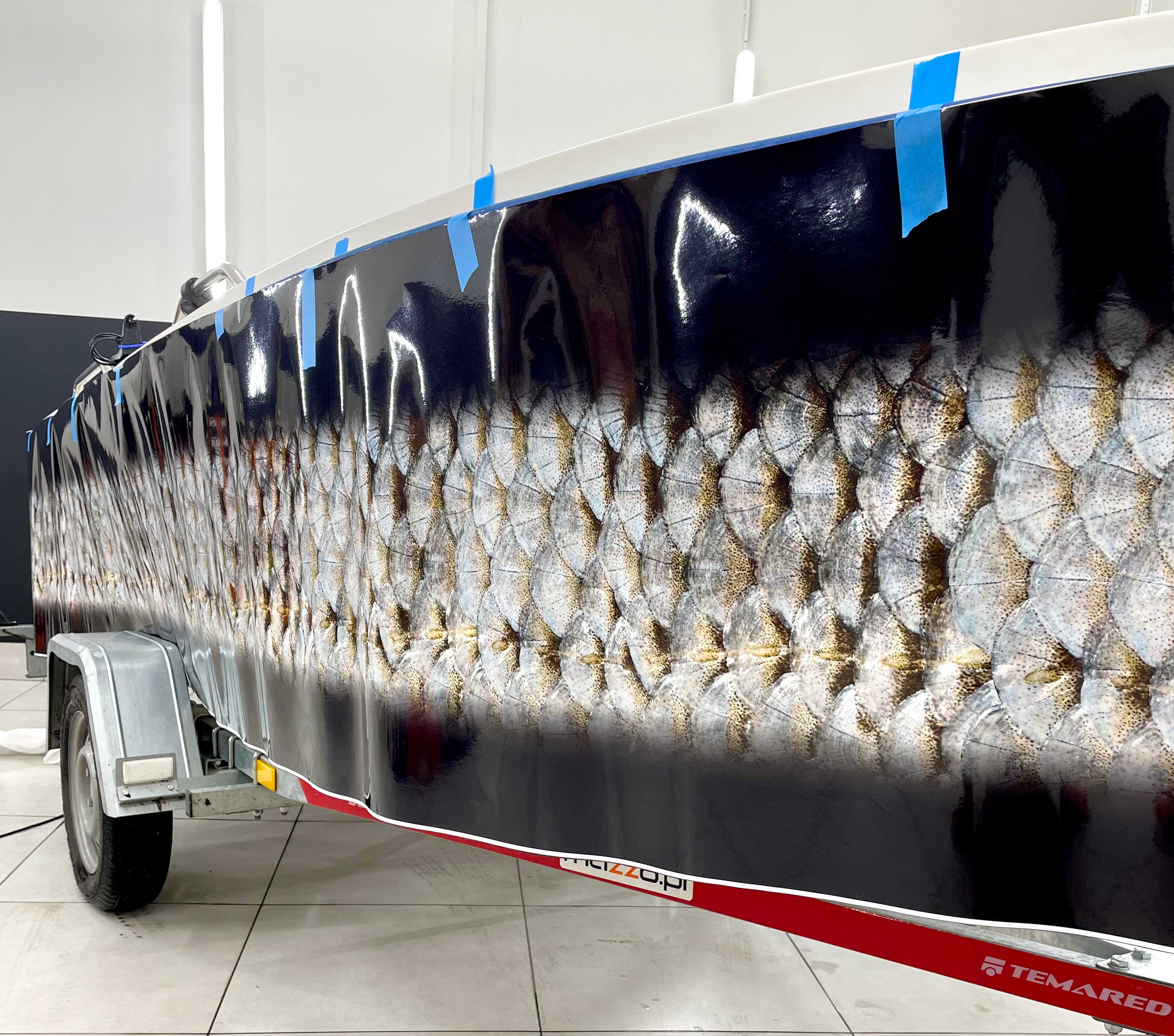 aplikacja folii zmiany koloru z ilustracją łusek rybich na łodzi. realizacja - KWrap Sulechów 