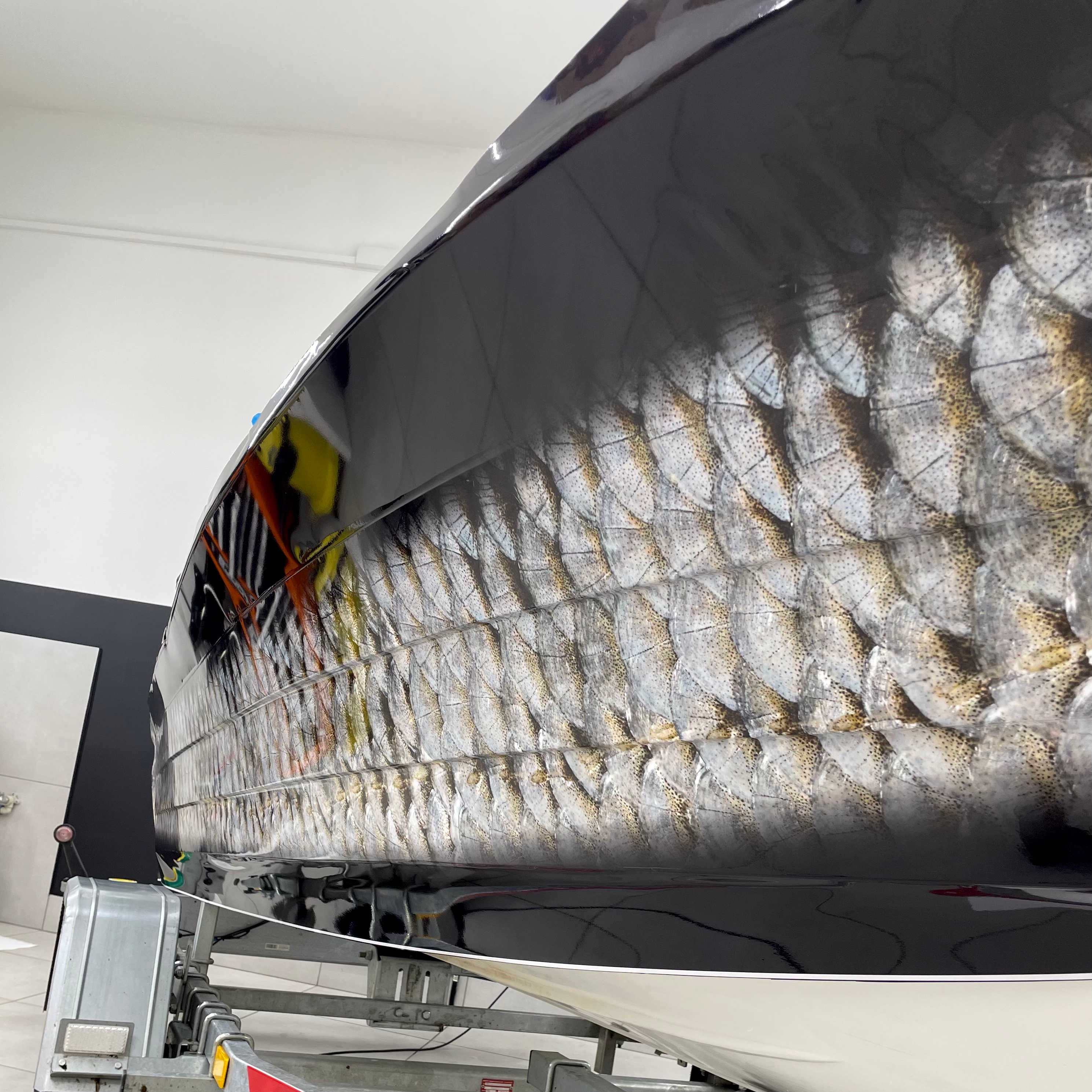 zaaplikowana folia zmiany koloru z ilustracją łusek rybich na łodzi. realizacja - KWrap Sulechów 