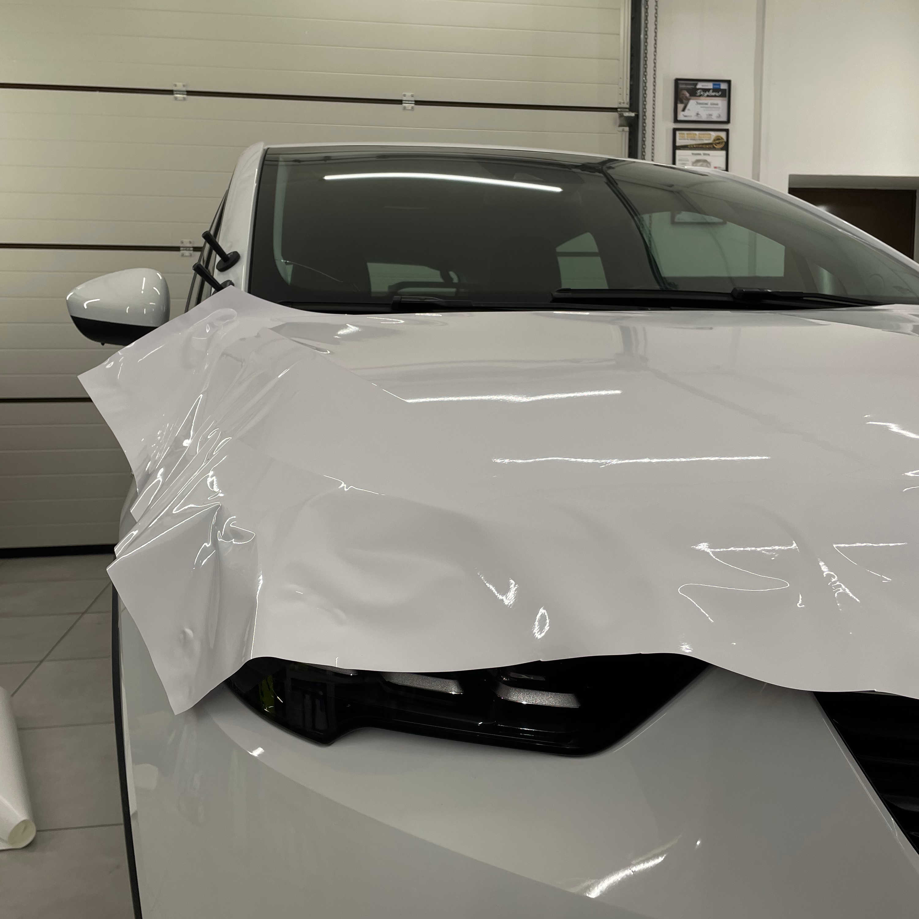 zmiana koloru na biały w masce w aucie mazda 6. realizacja - KWrap sulechów 