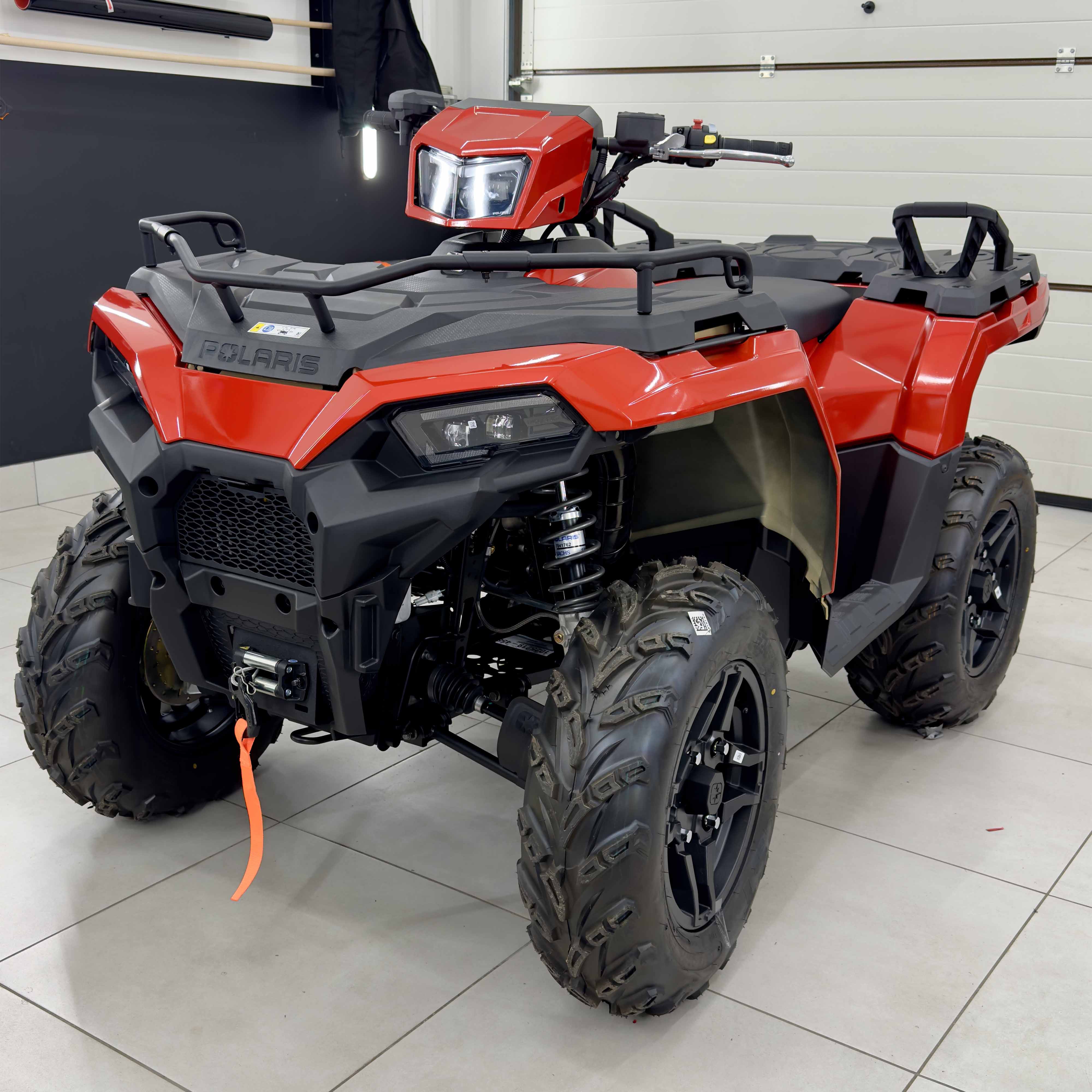 prezentacja zmiany koloru z kości słoniowej na czerwony w quadzie polaris. realizacja - Kwrap sulechów
