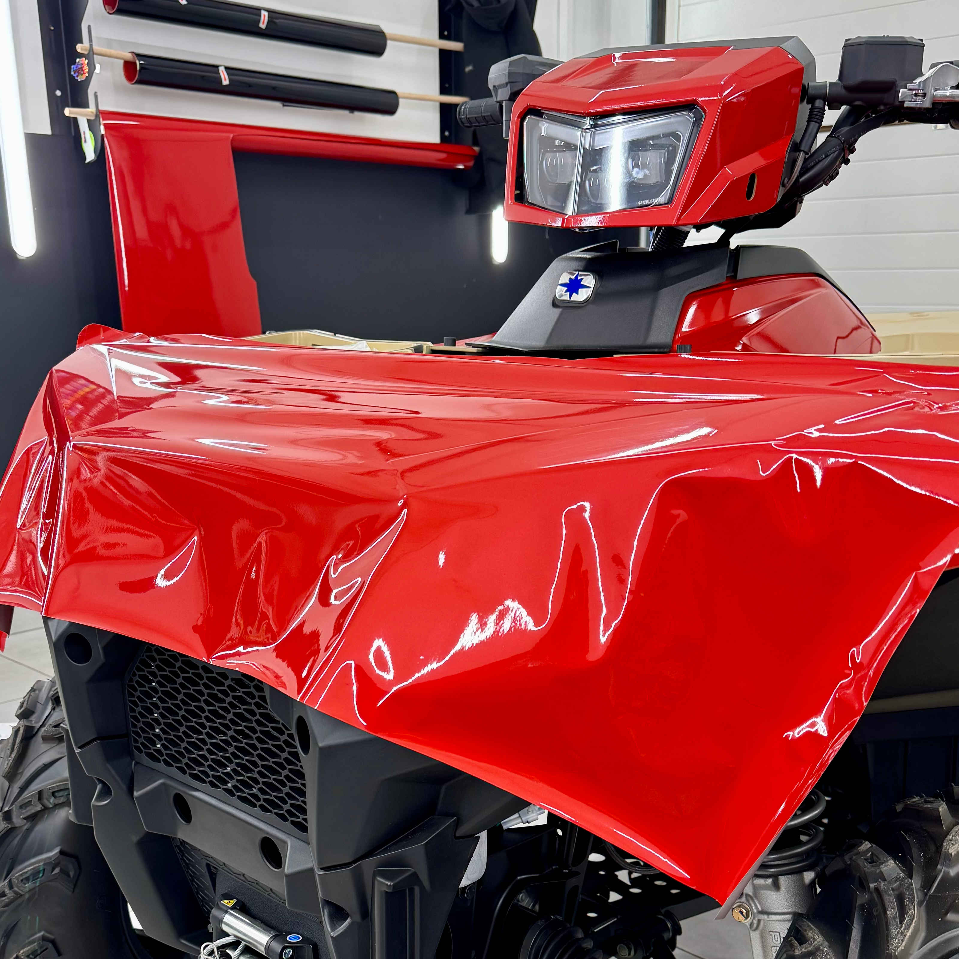 zmiana koloru przedniego zderzaka na czerwony w quadzie polaris. realizacja - Kwrap sulechów