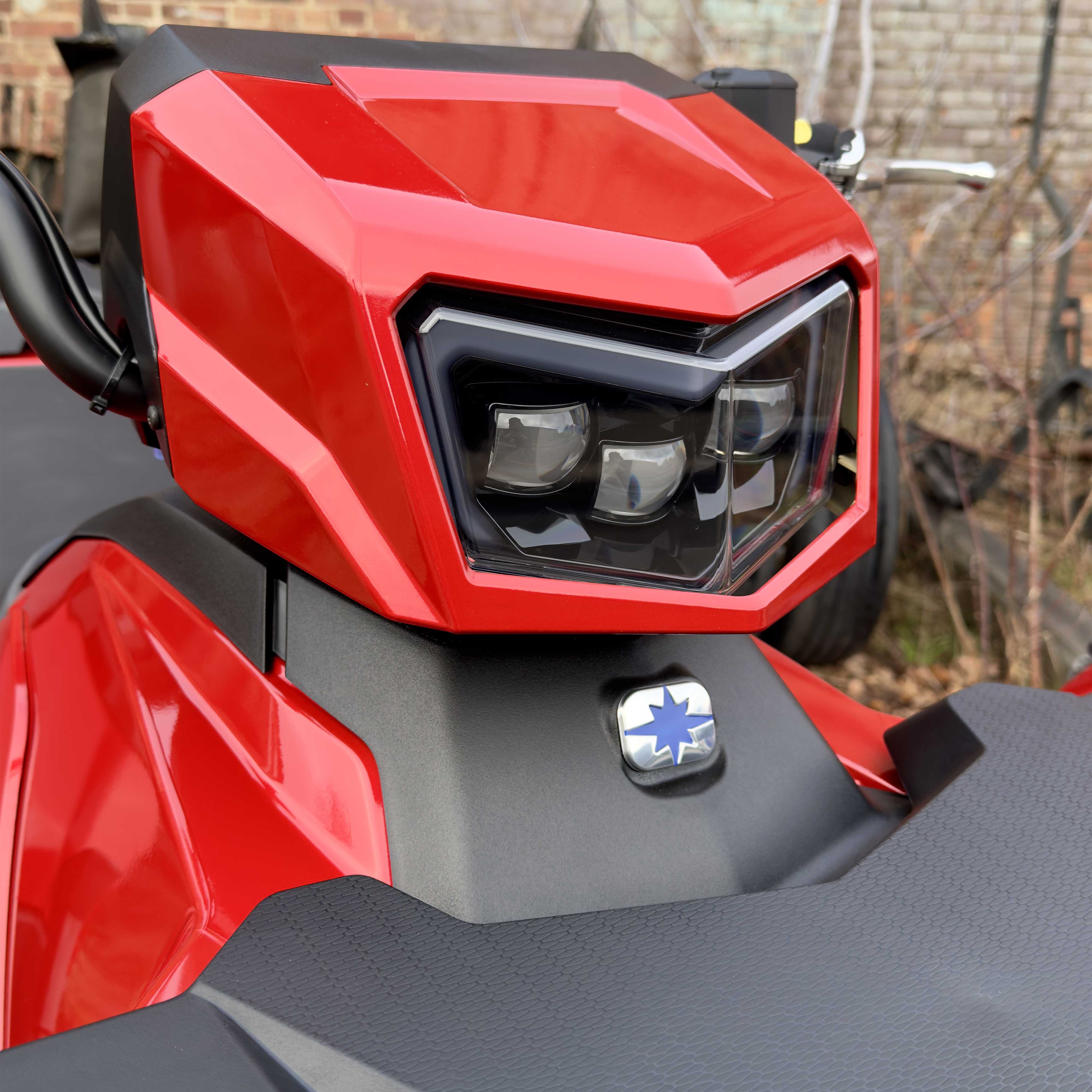 prezentacja zmiany koloru z kości słoniowej na czerwony na przedniej lampie w quadzie polaris. realizacja - Kwrap sulechów