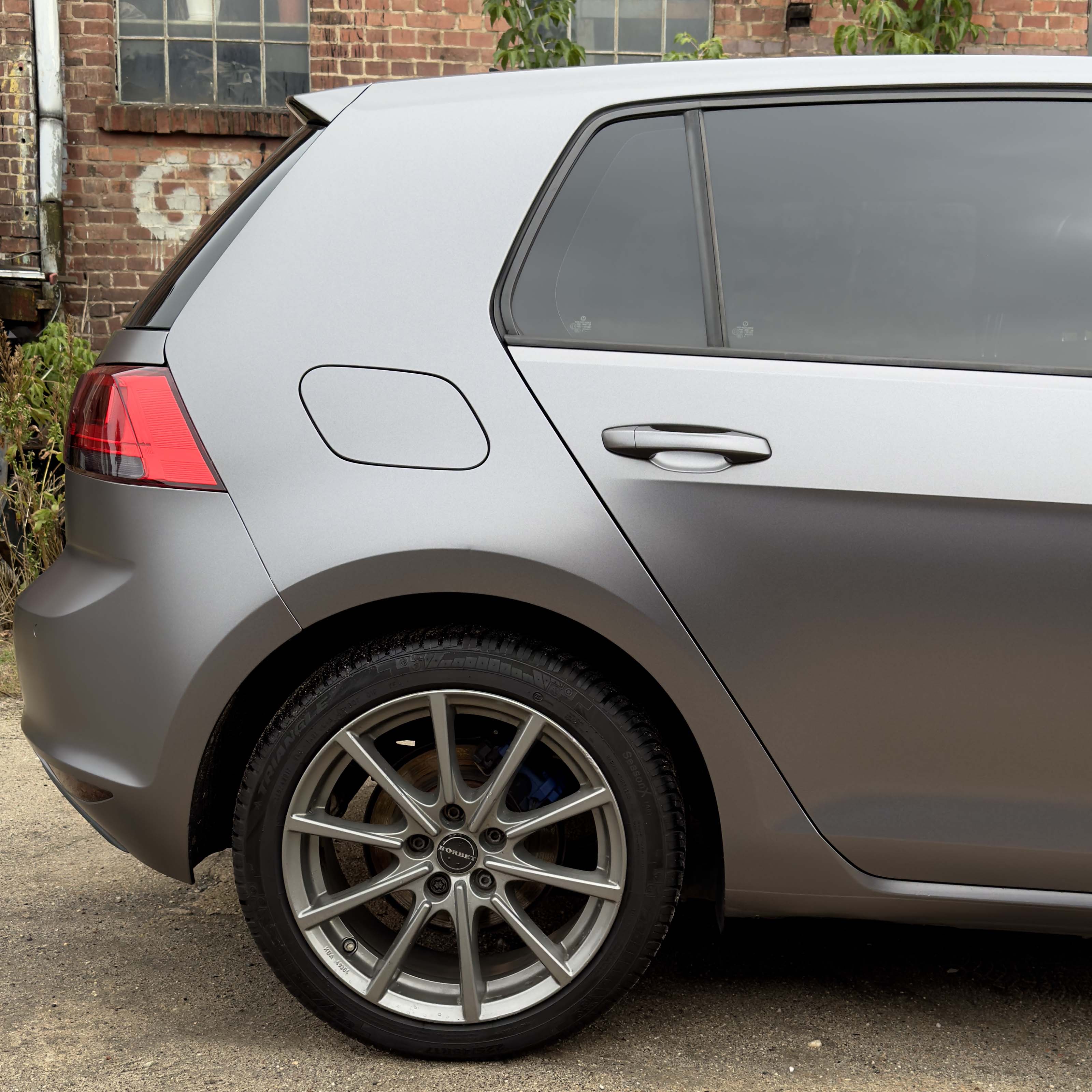 zmieniony kolor volkswagena golfa 7 na kolor stalowy satynowy. prezentacja tylniego błotnika volkswagena golfa 7. realizacja - kwrap sulechów