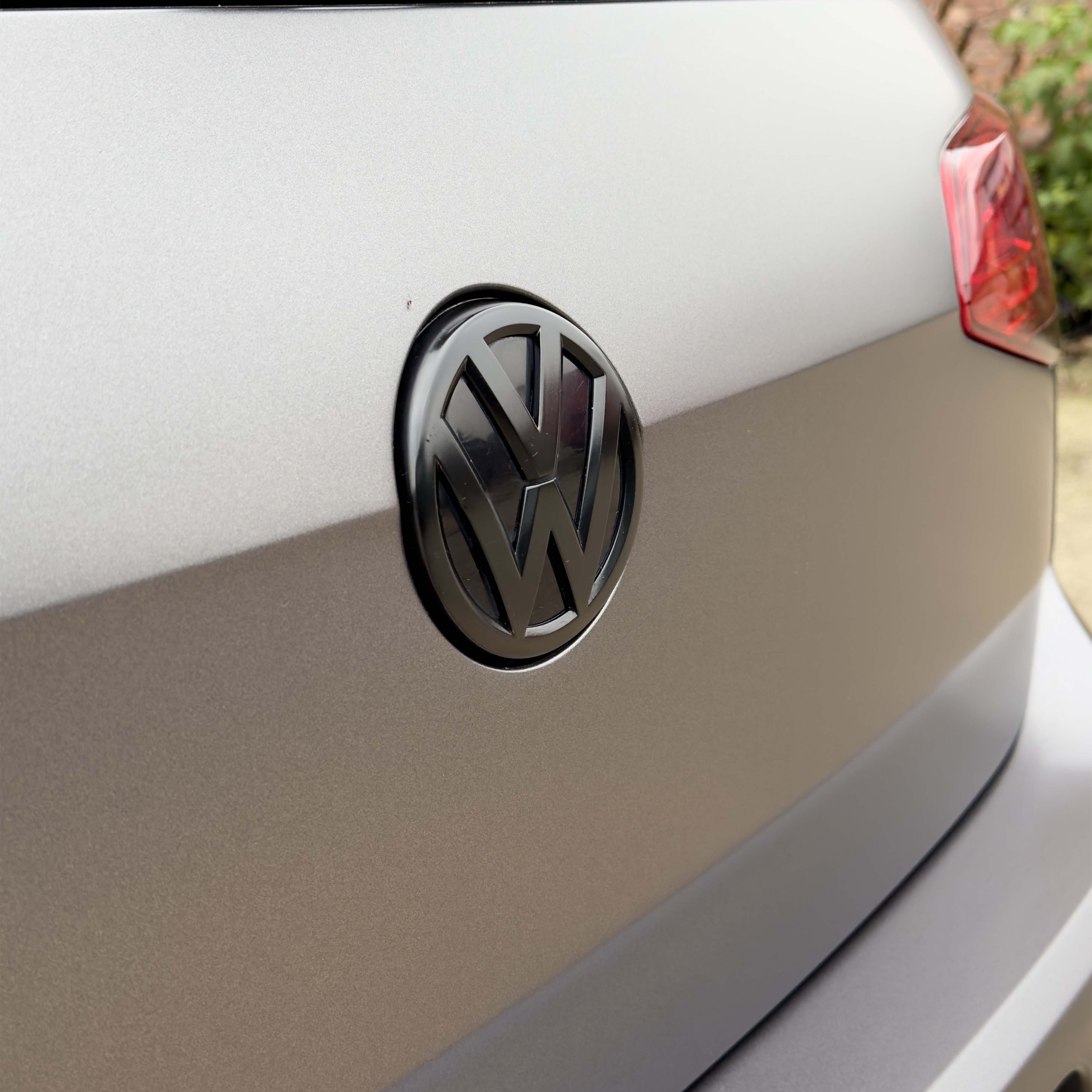 zmieniony kolor volkswagena golfa 7 na kolor stalowy satynowy. prezentacja tyłu i loga oklejonego na czarno volkswagena golfa 7. realizacja - kwrap sulechów