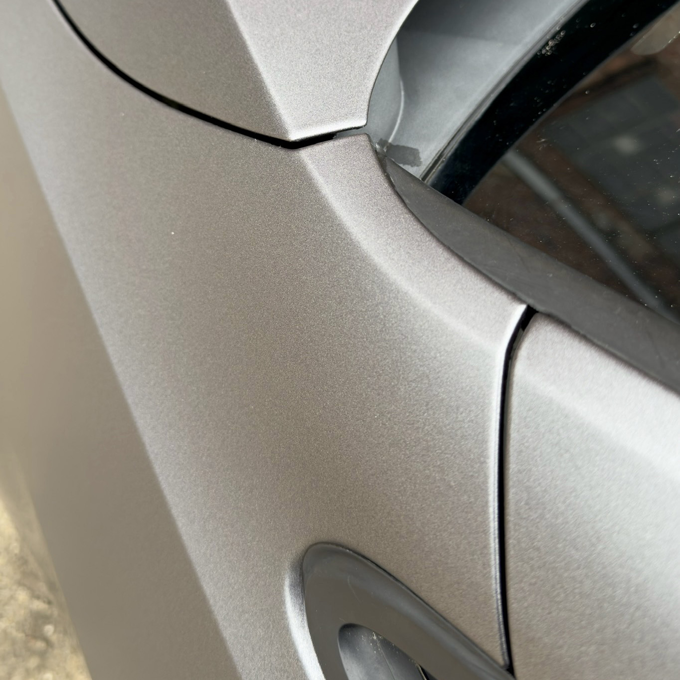 zmieniony kolor volkswagena golfa 7 na kolor stalowy satynowy. prezentacja precyzyjnego cięcia folii i zakamarków volkswagena golfa 7. realizacja - kwrap sulechów