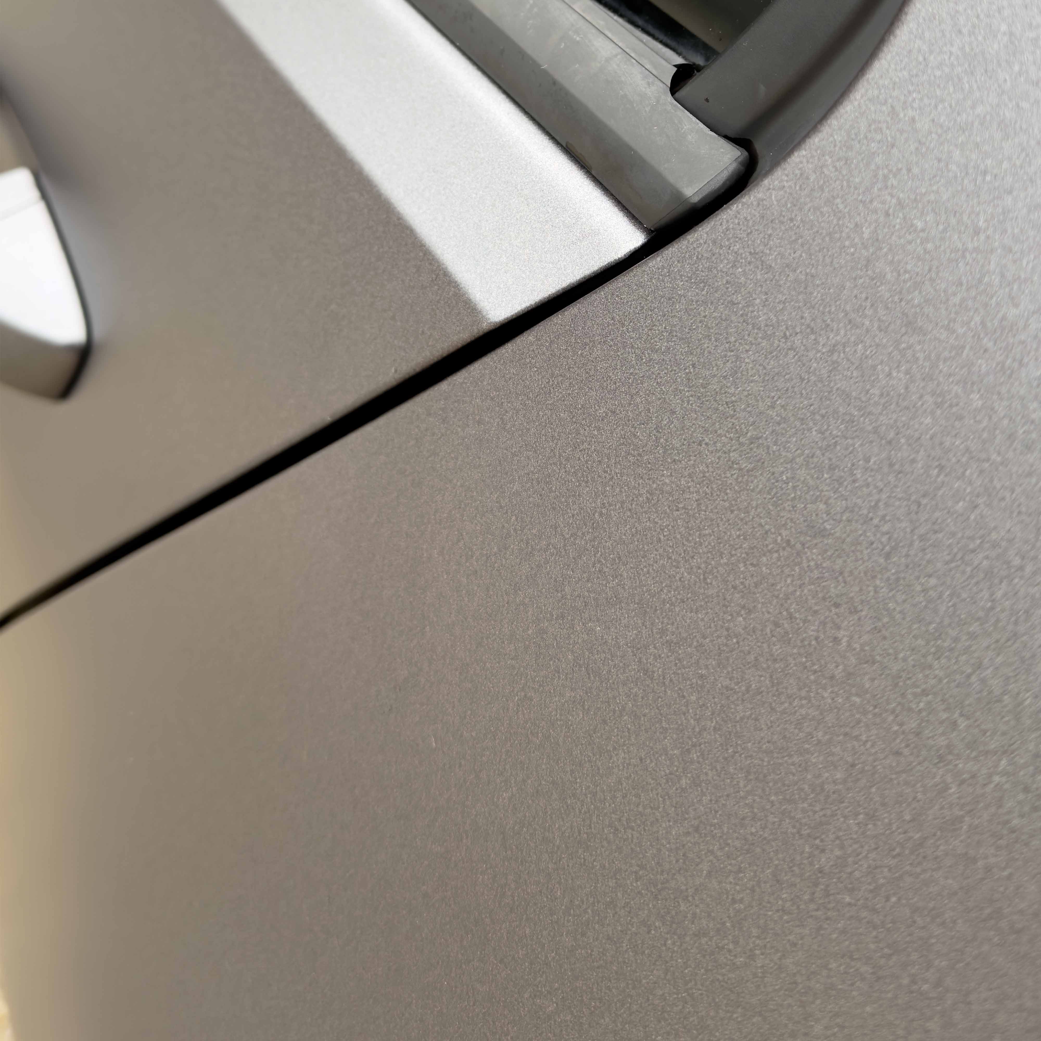 zmieniony kolor volkswagena golfa 7 na kolor stalowy satynowy. prezentacja precyzyjnego cięcia folii w szparach drzwi volkswagena golfa 7. realizacja - kwrap sulechów