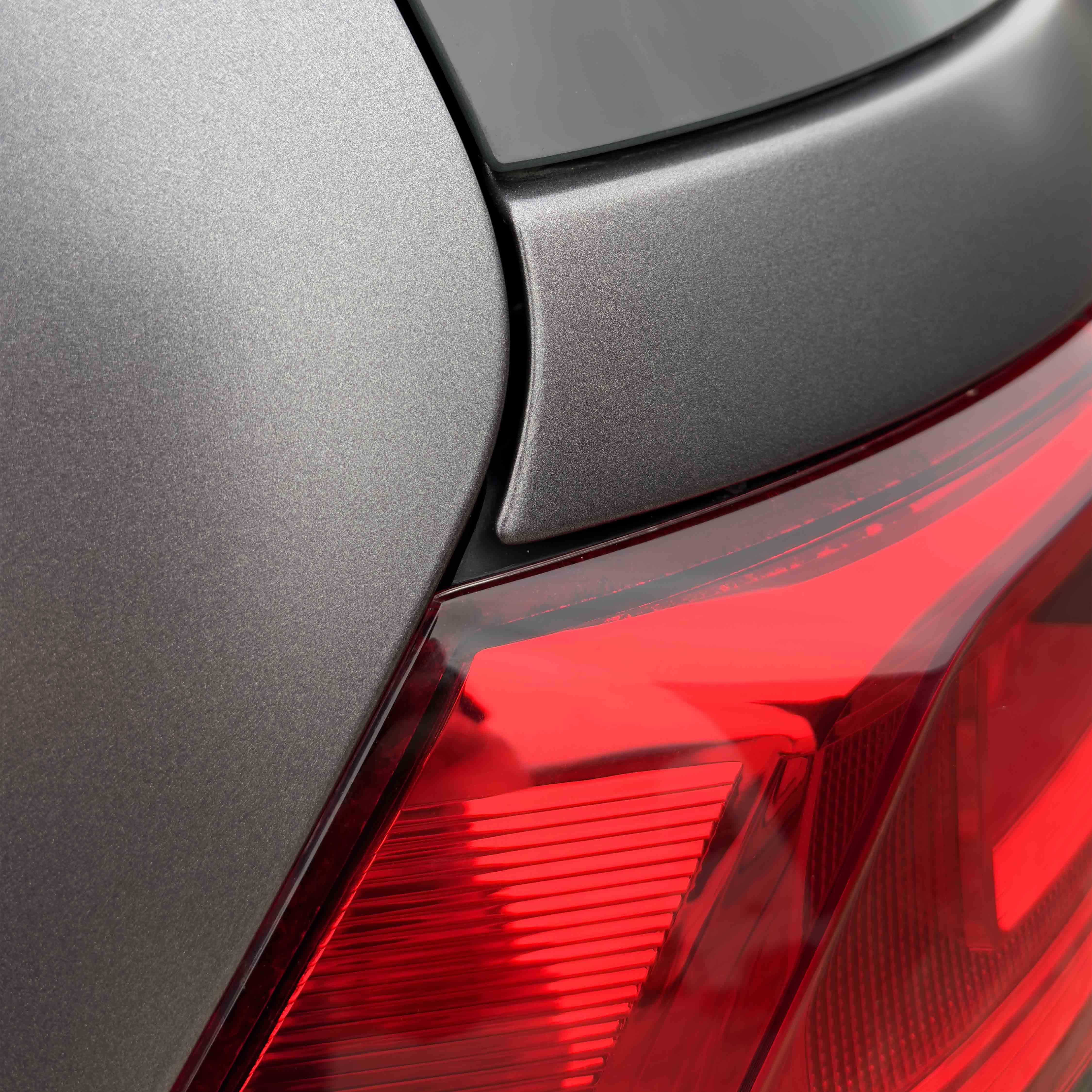 zmieniony kolor volkswagena golfa 7 na kolor stalowy satynowy. prezentacja precyzyjnego cięcia folii w szparach volkswagena golfa 7. realizacja - kwrap sulechów