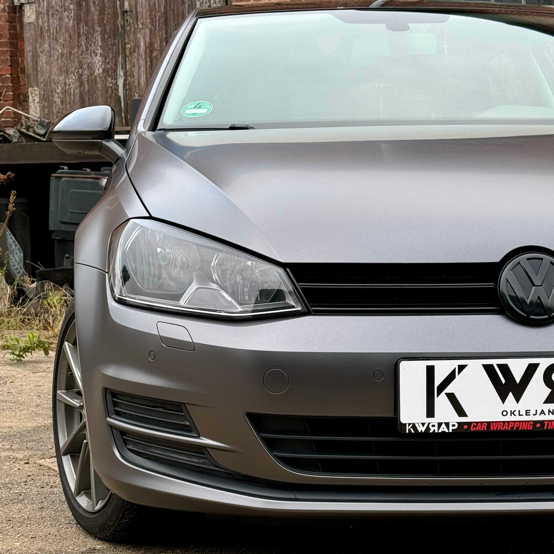 zmieniony kolor volkswagena golfa 7 na kolor stalowy satynowy. prezentacja przodu. realizacja - kwrap sulechów