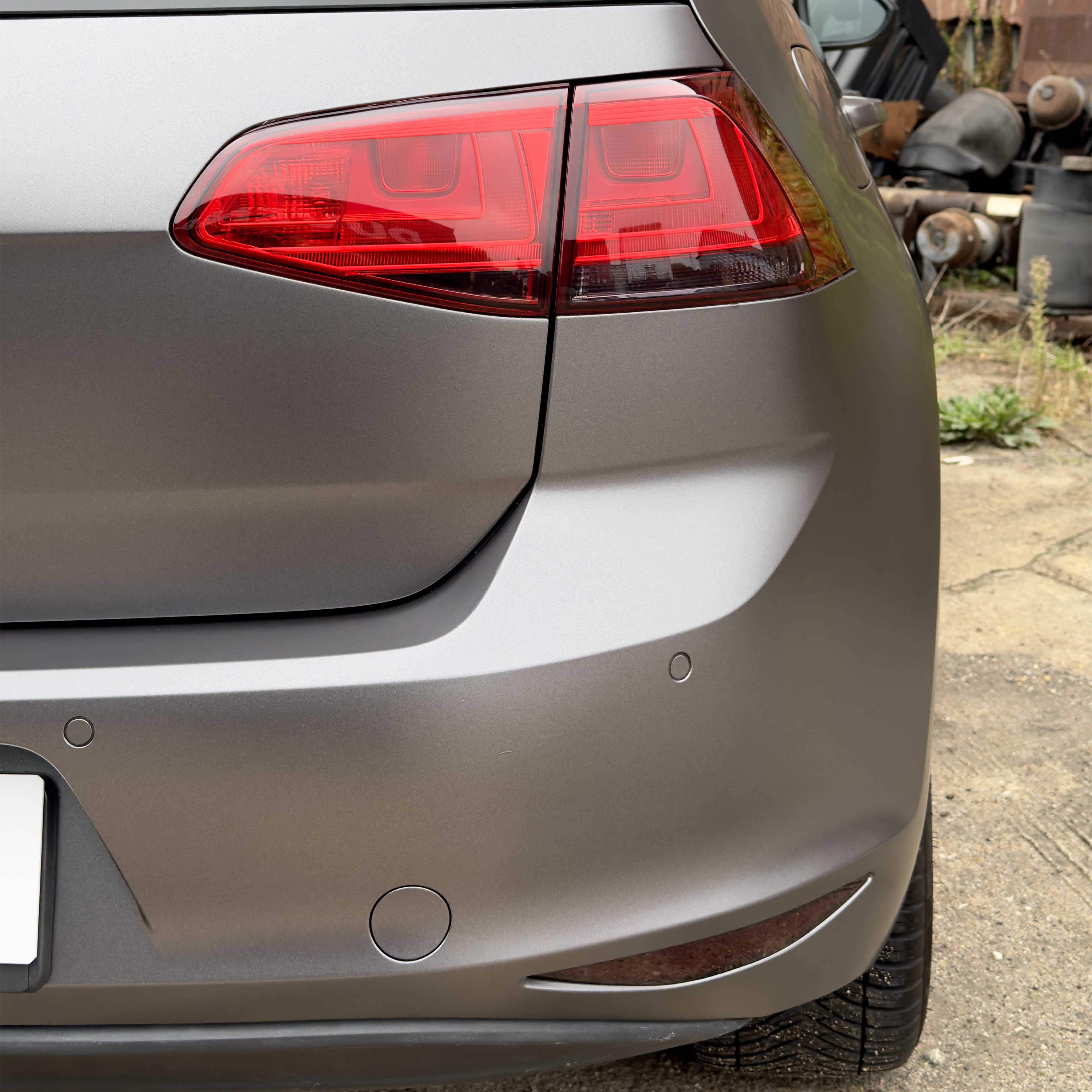 zmieniony kolor volkswagena golfa 7 na kolor stalowy satynowy. prezentacja tyłu i przyciemnienia lampy volkswagena golfa 7. realizacja - kwrap sulechów