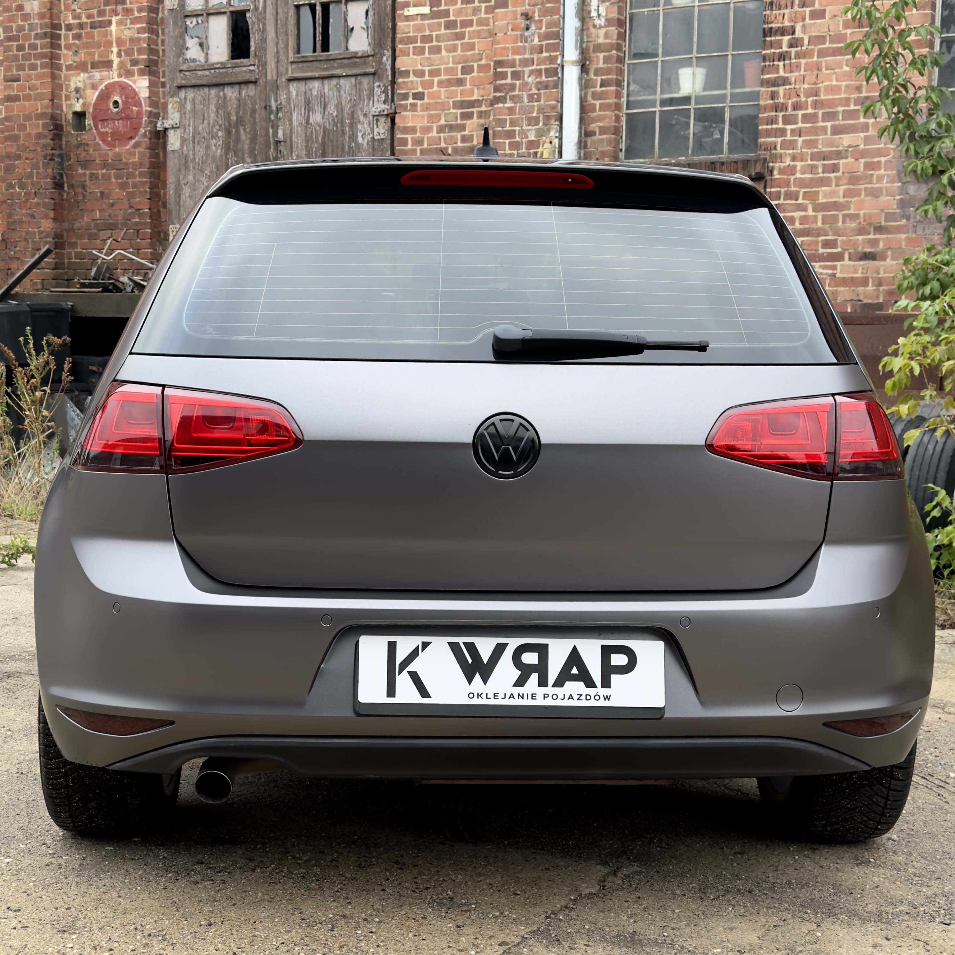 zmieniony kolor volkswagena golfa 7 na kolor stalowy satynowy. prezentacja tyłu volkswagena golfa 7. realizacja - kwrap sulechów
