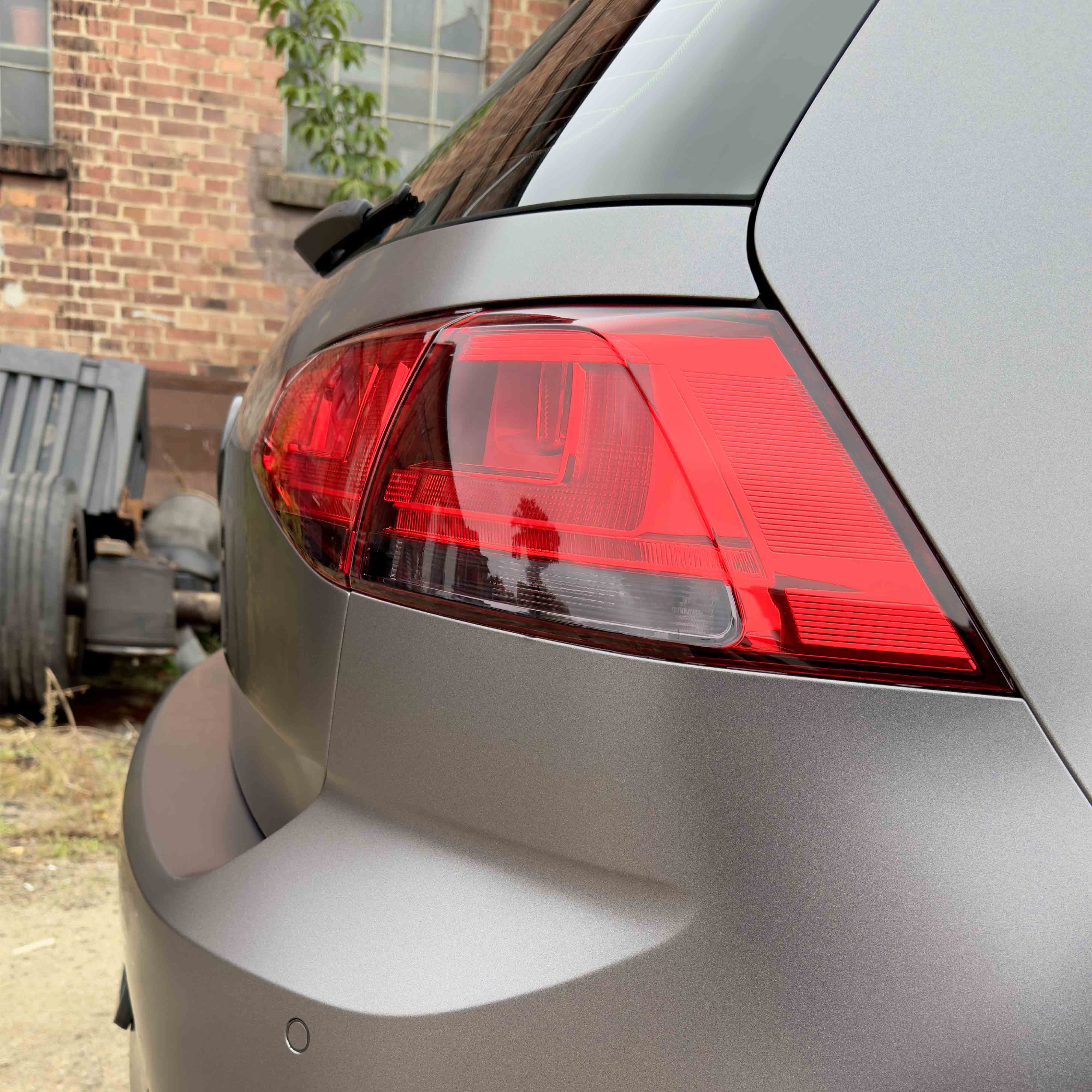 zmieniony kolor volkswagena golfa 7 na kolor stalowy satynowy. prezentacja tylniego zderzaka oraz lampy volkswagena golfa 7. realizacja - kwrap sulechów