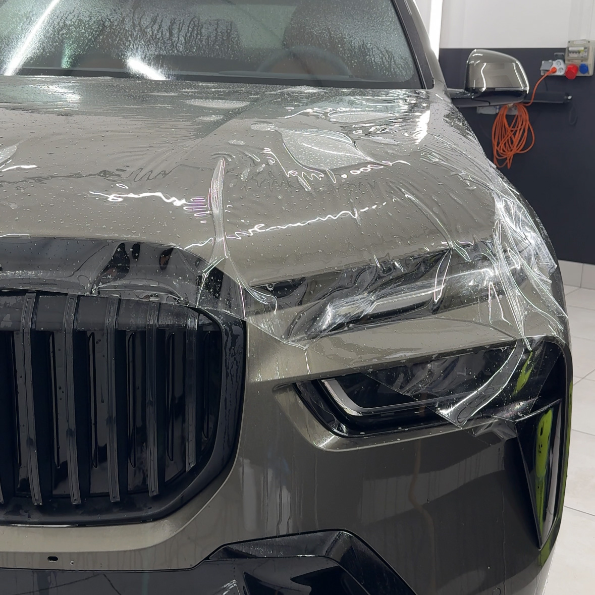 zabezpieczenie ppf na masce w BMW x7. realizacja - KWrap Sulechów