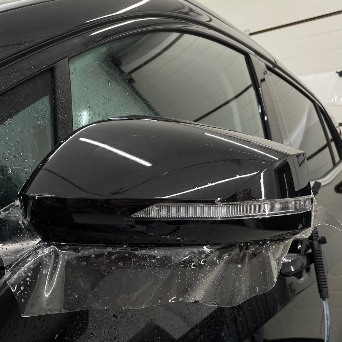 zabezpieczenie ppf po na lewym lusterku w kia sportage. realizacja - KWrap Sulechów