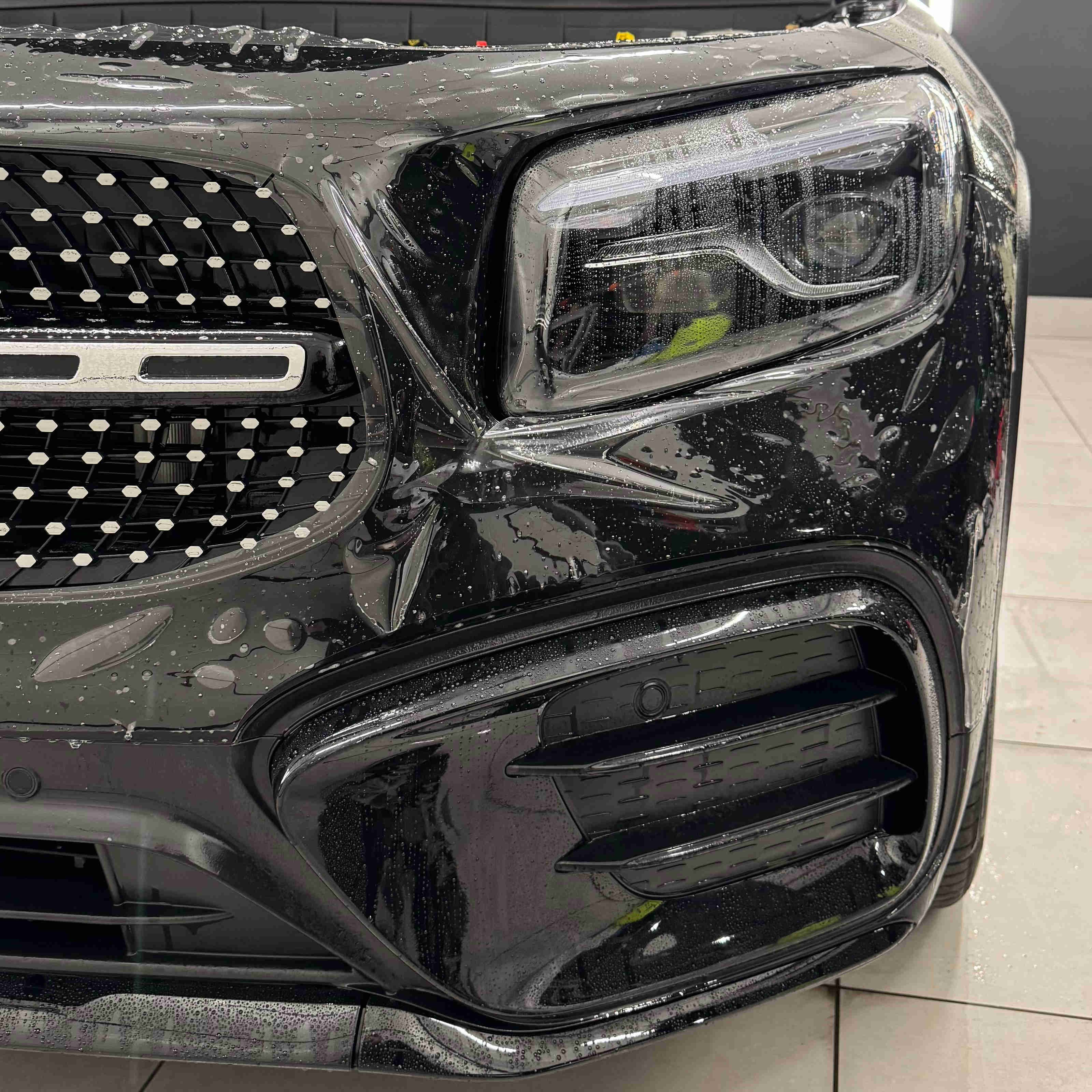 zabezpieczenie ppf w innym ujęciu na przednim zderzaku w mercedesie GLB. realizacja - KWrap Sulechów