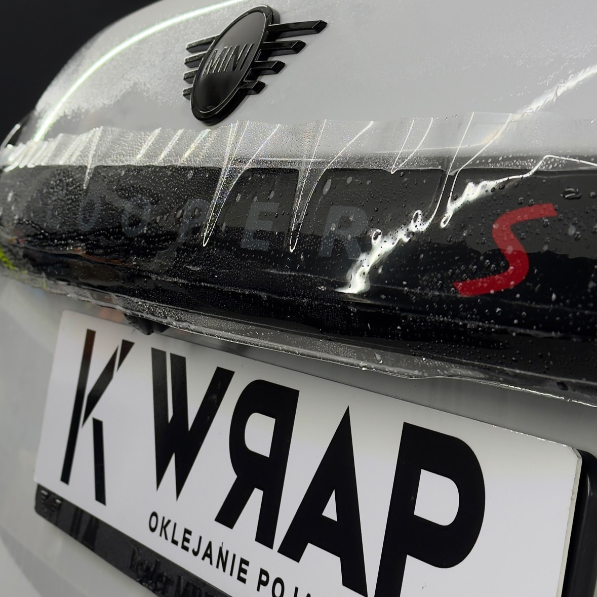 zabezpieczenie ppf na tylniej blendzie z marką auta mini cooper s. realizacja - KWrap Sulechów
